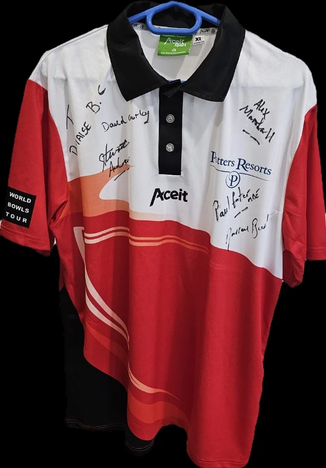 David Gourlay presents signed shirt to Polmaise Bowling Club