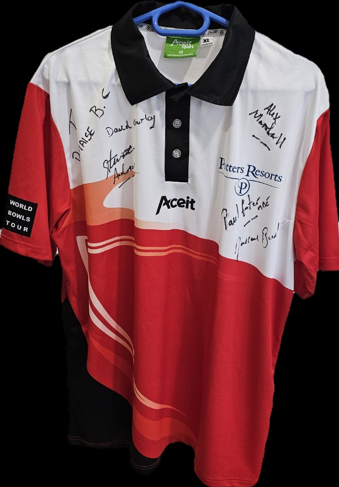 David Gourlay presents signed shirt to Polmaise Bowling Club