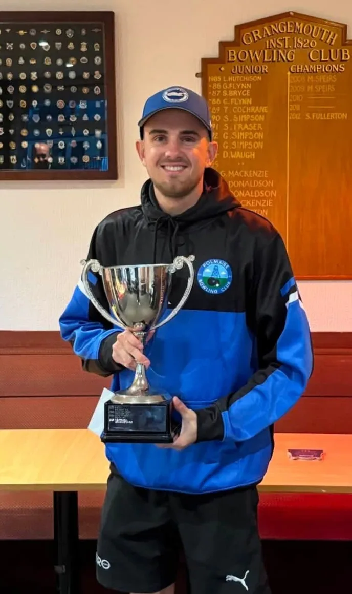 Aaron Furzer with the Champion of Champions trophy after his 21–15 victory in the Grand Final.